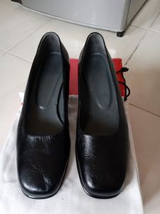 Sepatu kulit wanita preloved size 40 siap pakai tinggi hak 35cm kondisi sepatu masih bagusin sole 255cm. warna hitam utk detail nya mohon chat dahulu