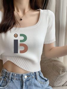 เสื้อยืดแขนสั้นคอเหลี่ยมสีขาวสำหรับผู้หญิงในช่วงฤดูร้อน เสื้อไหมน้ำแข็งถักแบบเข้ารูป เสื้อผ้าทำงานสไตล์เกาหลี ลายพิมพ์