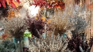 เถาดอกไม้ปลอม เถาวัลย์ดอกไม้ประดิษฐ์ มีให้เลือกหลากหลายสี สีสันสดใสเหมือนจริง ทำความสะอาดและดูแลรักษาง่าย ติดตั้งง่าย