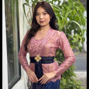 ATASAN KEBAYA GLOSSY BED REMPEL KUTUBARU - KEBAYA BALI MEWAH