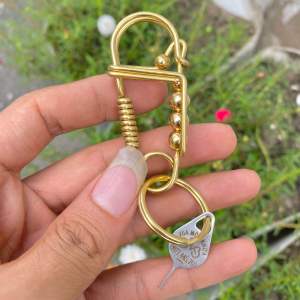 Móc khoá thủ công bằng đồng kiểu chim cánh cụt 1 cánh . Vua móc khoá độc lạ là khác biệt