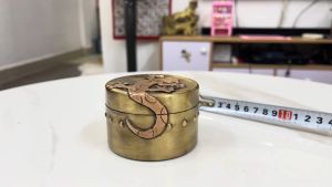 Hộp đựng thuốc bằng đồng đk 8cm cao 5cm dày 1ly