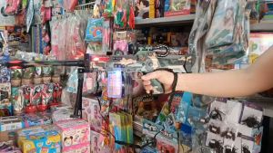 ของเล่นเด็กผู้ชาย ทรงกลยาว 59 Cm. สีเขียวลายพรางทหาร ใส่ถ่าน มีเสียง มีไฟ ของเล่นพลาสติก No.6018B