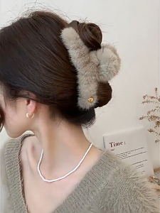 Korean Style Plush Shark Clip Large Soft Fluffy Non-Slip Klip Rambut Daily Party Hair Accessories 🧸