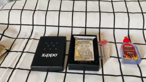 Bật Lửa ZIPPO Chính Hãng Zippo Bản Armor Chủ Đề SURF CLUB. (Tặng chai xăng Mini + Đá Tim). Hộp Hột Quẹt Xăng Đá Zippo.