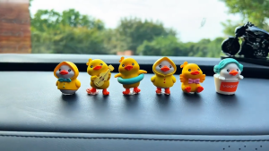 Bảng số điện thoại để taplo xe ô tô cao cáp gắn vịt vàng dễ thương trang trí nội thất ô tô