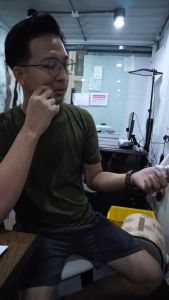 คลิปหนีบป้ายฐานแม่เหล็ก ตัวหนีบป้ายฐานแม่เหล็ก สำหรับติดบนชั้นวางสินค้า หรือตู้โชว์สินค้าที่ทำจากโลหะ