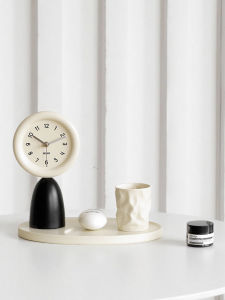 นาฬิกาตั้งโต๊ะแบบเรียบง่ายและหรูหราสำหรับห้องนั่งเล่นสไตล์ครีม ตกแต่งด้วยสไตล์โมเดิร์น เรียบง่ายและหรูหรา สำหรับตู้เสื้อผ้า TV