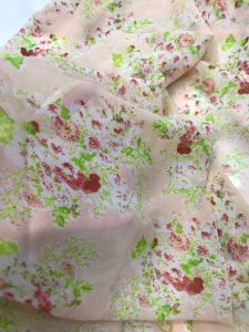 Vải voan hoa hồng nền màu da mềm nhẹ bay đẹp xinh-khúc1m5(khổ 1m5)may đầm váyđầm maxi