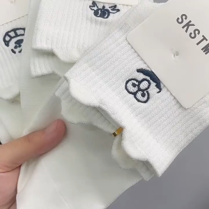 CEEKEY ถุงเท้าผู้หญิงฤดูใบไม้ผลิและฤดูร้อนระบายอากาศตาข่ายถุงเท้าผู้หญิงสี่ฤดูส้นเล็กหูผู้หญิงการ์ตูนปักถุงเท้าผ้าฝ้าย