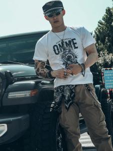 เสื้อยืดแขนสั้นสไตล์มอเตอร์ไซค์ร็อค ลายสก็อต ลายคอกว้าง ลายงู สำหรับผู้ชาย คอลเลกชั่นฤดูร้อน 2023