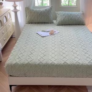 Winter Keep Warm Bed Cover 3D Embossed Velvet Mattress Cover Tafferta Bedsheet Fitted Sheet Thickened Mattress Protector