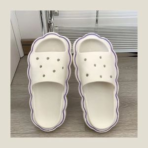 QKKshop มาแรง🔥รองเท้าแตะรูปทรงก้อนเมฆแต่งรอยขีดรอบรองเท้า รองเท้าแตะแบบสวมมีรูระบายไม่ร้อนเรียบๆไม่พิมพ์ลวดลาย รองเท้าผญพื้นนิ่มน้ำหนักเบาสวมใส่สบาย🎈