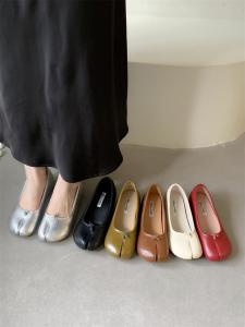 Korean Style Soft Leather Flat Bottom Bean Shoes Womens Spring Autumn Thick Heel Split Toe Thumb Pig Hoof Shoes Fashionable Casual Footwear