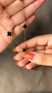 1 Set Perhiasan Wanita Motif Clover Set Perhiasan Kalung Dan Gelang Clover Titanium Anti Karat Luntur