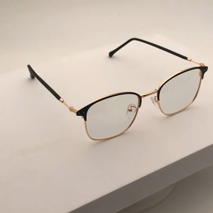 Kacamata Pria dan Wanita Baca Plus dan Jalan Multi Fungsi Lensa Photocromic Antiradiasi Frame Titanium Free Box dan Lap Pembersih