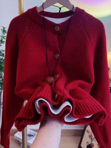 เสื้อคาร์ดิแกนถักคอตั้งสีแดงสำหรับผู้หญิงในฤดูใบไม้ร่วงและฤดูหนาว เสื้อสเวตเตอร์คอกลมแขนยาวอบอุ่น สไตล์สตรีทแฟชั่น