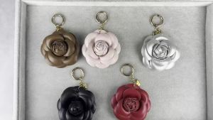 Elegant PU Leather Camellia Keychain Flower Pendant Keyring For Backpack Purse Floral Charm Gift For Women Aesthetic Decor