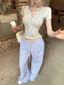 เสื้อยืดคอกลมแขนสั้นทรงหลวมสำหรับผู้หญิง ทรงเข้ารูป ลายทางสีฟ้า สวมใส่สบาย กระดุมแถวเดียว ทรงหลวม สวมใส่สบาย ลำลอง