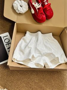 กางเกงขาสั้นกีฬาผ้าฝ้ายลินินสีขาวสำหรับผู้หญิงในฤดูร้อน กางเกงขายาวทรงเอขากว้างแบบบาง สไตล์เรียบง่าย สบายๆ สำหรับใส่อยู่บ้าน