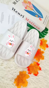 รองเท้าแตะแฟชั่นแบบสวมน่ารักๆ รองเท้าแตะใส่สบายเท้า ลายน้องการ์ตูนกระต่ายน้อยน่ารักๆ ทรงสวย