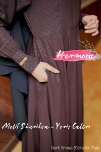 Gamis Hermosa Terbaru  Motif Shuriken Yoris Caltri Coklat Tua Size Lengkap S M L XL XXL Cutting Jumbo Syari Dan Nyaman Dipakai Juga Menerima Pesanan Seragam Umbrella Lebar bawah 4m