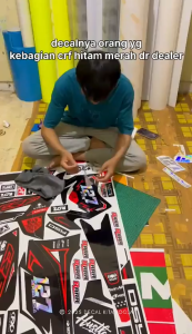 Decal Honda CRF 150L Merah Hitam Cutting Hologram pelangi Stiker crf150l Full Body