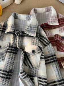 เสื้อแจ็คเก็ตผู้ชายสไตล์เกาหลี ผ้าขนสัตว์ ทรงหลวม คอปกพับ สีแดง แจ็คเก็ตคู่ ฤดูใบไม้ผลิและฤดูใบไม้ร่วง