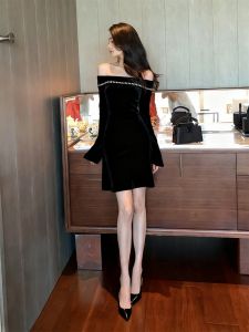 Elegant Black Velvet One Shoulder Dress French Hepburn Style Slimming Fashionable Skirt High Waist Straight Tube Dress
