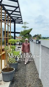 Atasan Remaja Berkualitas Tinggi & Wudhu Friendly\\n\\n Keunggulan Atasan Remaja Perempuan Wudhu Friendly\\n\\n Desain Nyaman dan Elegan\\nAtasan remaja perempuan Moza Blouse Atasan Polo Linen menghadirkan desain yang nyaman dan elegan, menjadikan produk ini sebagai pilihan tepat bagi remaja yang ingin tampil modis tanpa mengorbankan kenyamanan. Desain blouse ini dirancang dengan mempertimbangkan kebutuhan remaja yang aktif dan dinamis, sehingga cocok digunakan untuk berbagai kesempatan.\\n\\n Material Polo Linen yang Nyaman Dipakai\\nBlouse Moza terbuat dari material polo linen yang nyaman dipakai dan tidak mudah kusut. Bahan ini memiliki sifat yang lembut dan ringan, sehingga membuat pengguna merasa nyaman saat mengenakannya. Material polo linen juga mudah dibersihkan dan tahan lama, menjadikan blouse ini sebagai investasi yang baik bagi remaja.\\n\\n Busui Friendly\\nBlouse Moza juga ramah untuk ibu menyusui dengan adanya kancing aktif di seluruh bagian blouse. Hal ini memudahkan ibu menyusui untuk memberikan ASI kepada bayinya tanpa harus melepaskan seluruh blouse. Desain busui friendly ini menjadikan blouse Moza sebagai pilihan tepat bagi ibu muda yang aktif dan dinamis.\\n\\n Cara Berbelanja Atasan Remaja Wudhu Friendly\\n\\n Langkah-langkah Berbelanja Online\\nBerikut adalah langkah-langkah berbelanja online untuk mendapatkan blouse Moza:\\n\\n1. Klik keranjang belanja di website resmi Moza Blouse Atasan Polo Linen.\\n2. Pilih motif/warna yang diinginkan.\\n3. Klik + atau - untuk merubah jumlah yang akan dibeli.\\n4. Klik \"masukan keranjang\" untuk menambahkan produk ke keranjang belanja.\\n5. Pilih lagi untuk warna yang diinginkan jika ingin membeli lebih dari satu warna.\\n\\n Memilih Motif dan Warna\\nBlouse Moza tersedia dalam berbagai motif dan warna yang menarik, sehingga pengguna dapat memilih sesuai dengan selera dan kebutuhan. Motif dan warna yang tersedia mencakup berbagai pilihan, mulai dari motif polka dot, floral, sampai dengan warna solid.\\n\\n Mengubah Jumlah Pembelian\\nPengguna dapat dengan mudah mengubah jumlah pembelian dengan mengklik tombol + atau - di website resmi Moza Blouse Atasan Polo Linen. Hal ini memudahkan pengguna untuk menyesuaikan jumlah pembelian sesuai dengan kebutuhan.\\n\\n Detail Produk Atasan Remaja Wudhu Friendly\\n\\n Spesifikasi Produk\\nBlouse Moza tersedia dalam ukuran lingkar dada 106cm, panjang lengan 52cm, panjang baju 67cm, dan lingkar ketiak 52cm. Blouse ini terbuat dari material polo linen yang nyaman dipakai dan tahan lama.\\n\\n Warna dan Aksen Ruffle\\nBlouse Moza tersedia dalam berbagai warna yang menarik, serta dilengkapi dengan aksen ruffle di bagian bahu sampai dada kanan kiri. Aksen ruffle ini menambah kesan elegan dan feminin pada blouse Moza.\\n\\n Karet di Bagian Lengan\\nBlouse Moza dilengkapi dengan karet di bagian lengan, yang memudahkan pengguna untuk melakukan wudhu tanpa harus melepaskan seluruh blouse. Hal ini menjadikan blouse Moza sebagai pilihan tepat bagi remaja yang aktif dan beribadah.\"\n}