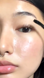 Long-Lasting Curling Mascara Lengthens Lashes Waterproof And Smudge-Proof Quick-Drying Curls And Volumizes Black Fine Brush Head Creates A Long Voluminous Matte Finish Dries Quickly Lightweight And Flawless For Perfect Eye Makeup.