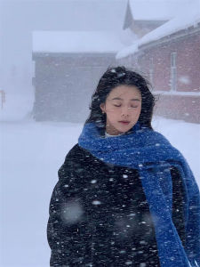 Khăn Choàng Lông Cừu Dày Màu Xanh Klein Cỡ Lớn Cho Nữ Mùa Đông 2025 Phong Cách Hàn Quốc Đa Năng Cho Học Sinh Khăn Choàng Cổ