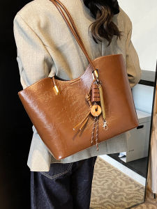Fashionable Large Capacity Oil Wax Leather Tote Bag Womens Korean Style Autumn Winter New Commuting Shoulder Bag 2025 Premium Feeling