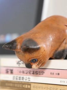 ไม้แกะสลักรูปแมวแอบมอง แมวตั้งโต๊ะ แมวมองตั้งโต๊ะ ไม้แกะสลักรูปแมว ของเล่น ของเล่นเด็ก ของสะสม โมเดลแมว ของตกแต่งบ้าน