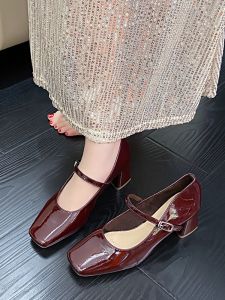 รองเท้าส้นเตี้ย Mary Janes สีแดงเข้ม ทรงหัวเหลี่ยม สายรัดหัวเข็มขัด รองเท้าส้นเตี้ยสำหรับผู้หญิง รองเท้าแฟชั่นฤดูใบไม้ผลิและฤดูใบไม้ร่วง