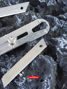 CUTTER BODY BESI KATER BESAR SERBAGUNA PISAU CUTTER MODEL PUTAR PLAT CHROME 18MM