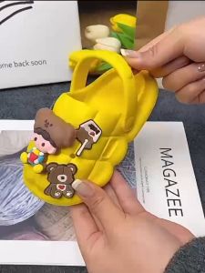 Aysa fashion รองเท้าเด็ก รองเท้ารัดส้นเด็ก รองเท้าหัวโต พื้นยาง EVA-PVC พื้นนู่มีกันลื่น แต่งตุ๊กตา #sd016