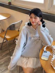 เสื้อสเวตเตอร์คอกลมแขนยาวลายพิมพ์ตัวอักษรผูกโบว์ผีเสื้อสำหรับผู้หญิง ทรงหลวมสบาย ๆ พร้อมขอบลูกไม้ ฤดูใบไม้ร่วง 2024 ใหม่ เสื้อสเวตเตอร์คอวีแขนยาวลายพิมพ์ลายตัวอักษร