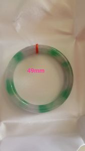 Vòng Cẩm Thạch tự nhiên mới TR LÝ Sao IC 49mm x cọng 7mm màu trắng xanh lý đều bóng đẹp nữ tay nhỏ 40kg - 49kg đeo rẻ đẹp có 980k ạ