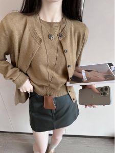 เสื้อคาร์ดิแกนถักแขนยาวคอตั้งสีเบจอ่อนสำหรับผู้หญิงในฤดูใบไม้ร่วง เสื้อคลุมกันหนาวแบบมีฮู้ดแขนสั้นทรงเข้ารูป คอกลม ชุดสองชิ้น