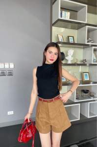 กางเกงขาสั้นเอวสูงทรงเบสิค