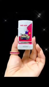 BẬT LỬA ZIPPO SƠN TĨNH ĐIỆN CÓ MỘC ĐÁY HÌNH VIỆT NAM CHIẾN THẮNG #150
