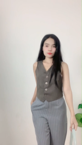 เสื้อแขนกุดโทนเรียบใส่สบาย แมทช์กางเกงเข้าทรงสุดเป๊ะ ได้ลุคหรูดูดีในทุกโอกาส