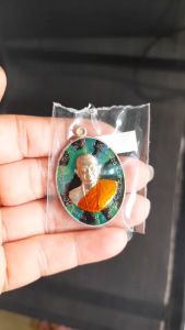 เหรียญหลวงพ่อสุริยันต์ โฆสปัญโญ วัดป่าวังน้ำเย็น จ.มหาสารคาม รุ่น ชนะจนรวยพันล้าน ปี 2564 เนื้ออัลปาก้าลงยาลายพรางทหาร โค๊ตชัด รันเลขสวยมาก 29 รับประกันของแท้จากวัด100% ซีลเดิม กล่องเดิม ไม่ผ่านการใช้งาน ภาพถ่ายจากเหรียญจริง