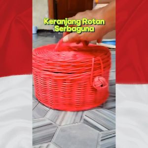 Keranjang Rotan / Rattan Bulat Bertangkai Pendek dengan Tutup Warna Merah Cabe uk. 20x12 cm