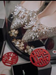 ผีเสื้อคริสตัลรองเท้าแต่งงานรองเท้าส้นสูงผู้ใหญ่พิธีเจ้าสาวรองเท้า Shiyen ยี่ห้อ Sharp Pointed Toe Bright ผ้าด้านบน