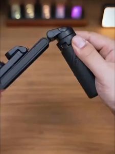 ที่วางมือถือ ไม้เซลฟี่กันสั่น3in1 Mini ไม้เซลฟี่ ขยายได้ Grip Phone Tripod รีโมทบลูทูธในตัว Selfie Stick มีไฟLED สำหรับการถ่ายวิดีโอ Vlog Good Day Mall ที่วางมือถือ ไม้เซลฟี่กันสั่น mini Selfie Stick สีขาว / สีดำ พร้อมรีโมทบลูทูธ ทนทาน ติดตั้งง่าย