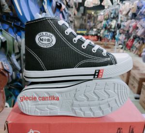 SEPATU BOT/SEPATU SEKOLAH. DENGANRISEN RAPI DAN BAGUS.TERBUAT DARI PABRIK. DENGAN BAHAN CAMVAS. UKURAN 28-SAMPAI 43/ SEPATU NB
