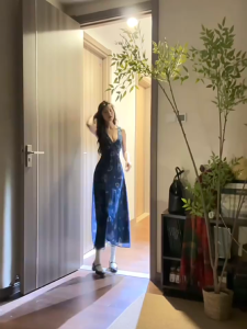 ชุดเดรสยาว ผ้าตาข่าย คอวี สีกรม มีซับในเต็มตัว พิมพ์ลายกราฟิก กระโปรงทรงเอ แต่งผ้าลูกไม้ ซีทรูใต้อก Dress ชุดไปทะเล #8147