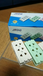 เต้ารับ 2 ขา 3 ช่อง ปลั๊กไฟ (3 ตัว/แพ็ค) ใช้กับเครื่องใช้ไฟฟ้าที่กำลังไฟฟ้าไม่สูงมาก เช่น วิทยุ พัดลม หรือเครื่องชาร์จ 